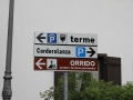 Znaki na parkingu w Pré-Saint-Didier