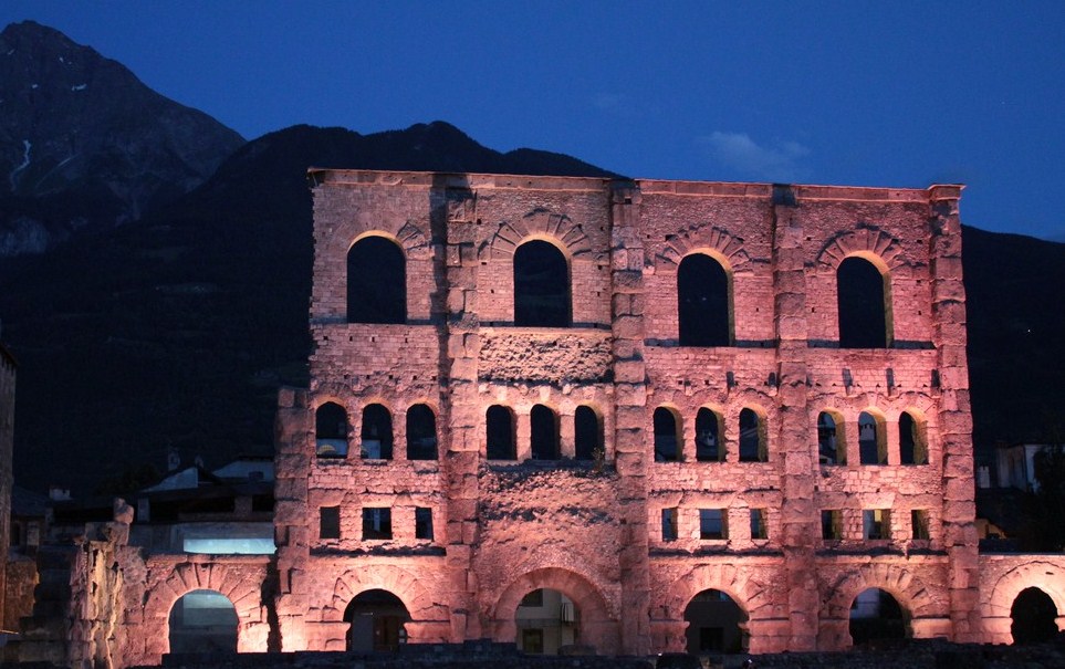 Teatr rzymski w Aoście latem