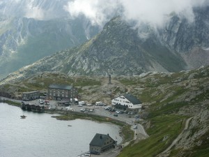 Przełęcz Wielkiego Świętego Bernardyna, która łączy Włochy ze Szwajcarją.