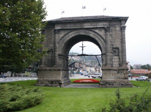 Arco di Augusto. Łuk wybudowany w 25 roku p.n.e. z okazji zwycięstwa Rzymian nad Salassami. Miejscowość Aosta. 