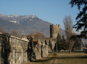 Wieża Bramafan. Jedna z wież wybudowana w okresie Imperium rzymskiego. Na zdjęciu widać również mury rzymskie. Miejscowość Aosta