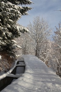 Szlak górski wzdłuż kanału Ru Neuf zimą. 
