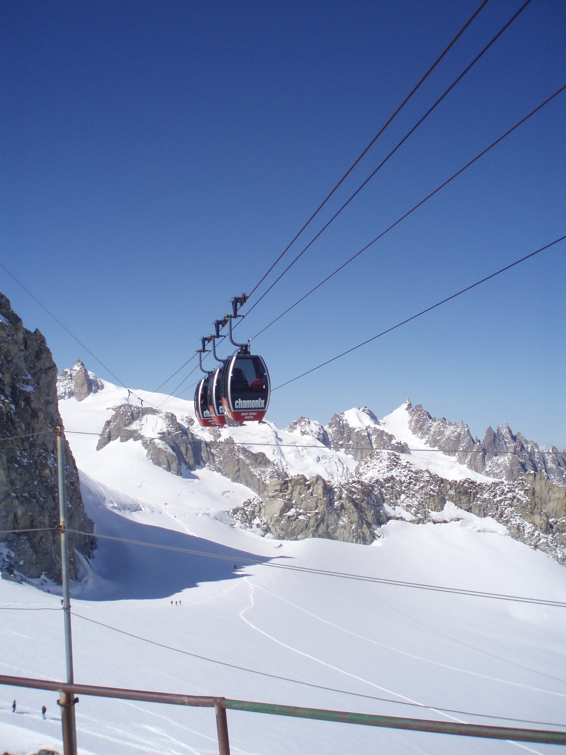 Kolejka linowa z Punta Helbronner do francuskiego Chamoix-Mont-Blanc. 