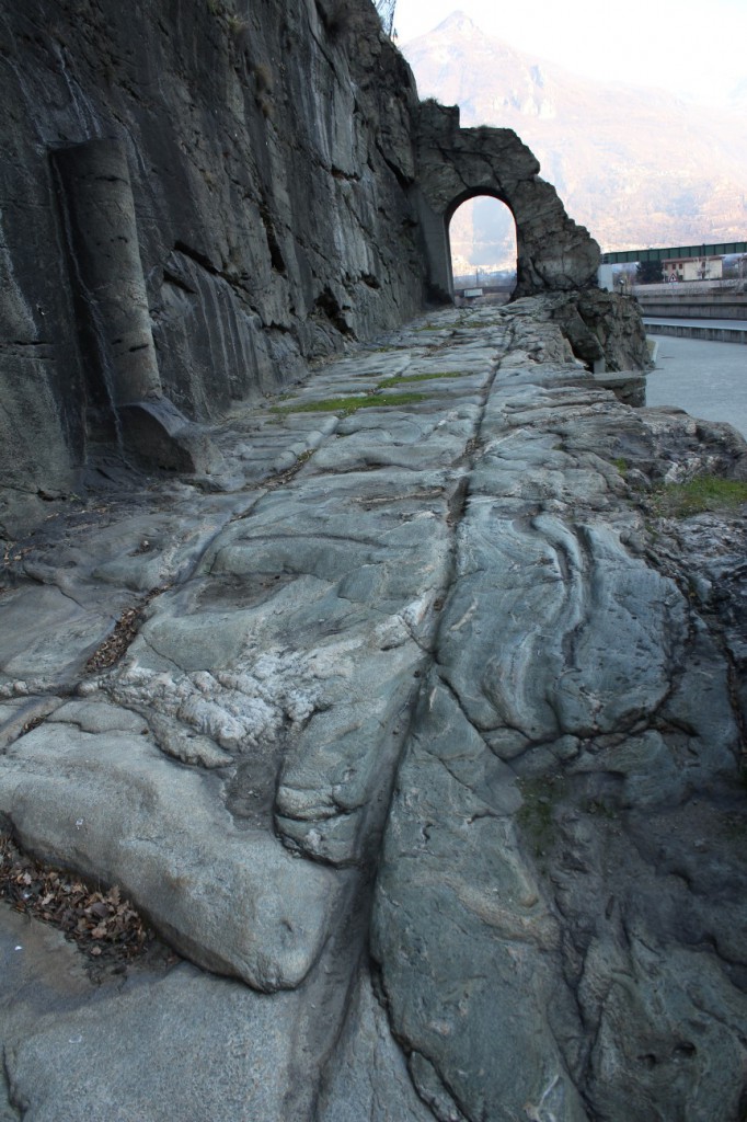 Droga rzymska w Donnas. Na zdjęciu widać idealnie gładką skałę uciętą przez Rzymian podczas budowy drogi. 