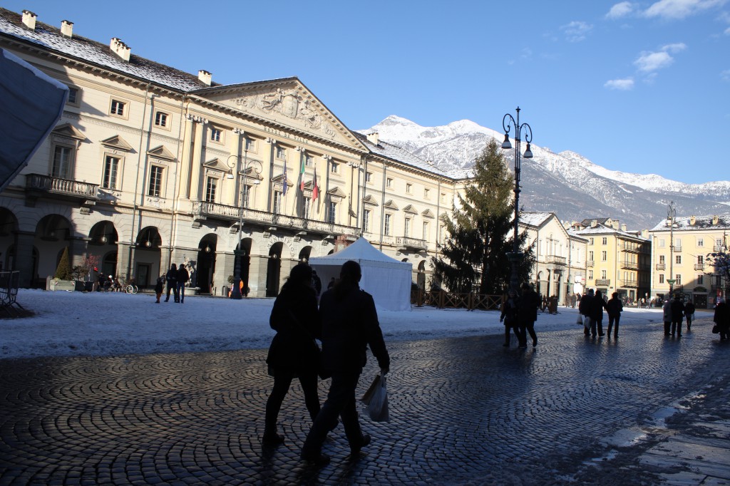 Piazza Chanoux w centrum miejscowości Aosta. 