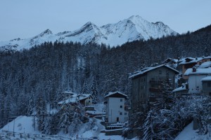 Zimowy krajobraz w Cogne. W tle Alpy. 