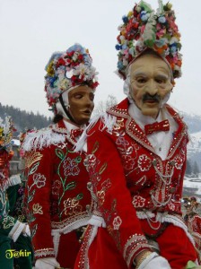 Tradycyjny strój karnawałowy Coumba Freida z Doliny Aosty. Czerwony kolor jest symbolem witalności. Źródło http://www.naturaosta.it/