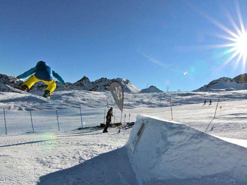 Snowpark w alpejskim ośrodku narciarskim Monterosa SKI w Champorcher