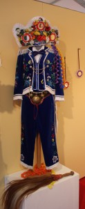 Tradycyjny strój karnawałowy Couma Freida wystawiany na Tragrach rękodzieła Fiera di Sant-Orso.