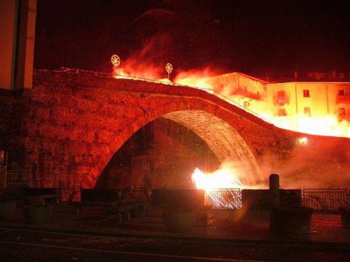 Karnawał w Pont-Saint-Martin. Rzymski most w płomieniach. 
