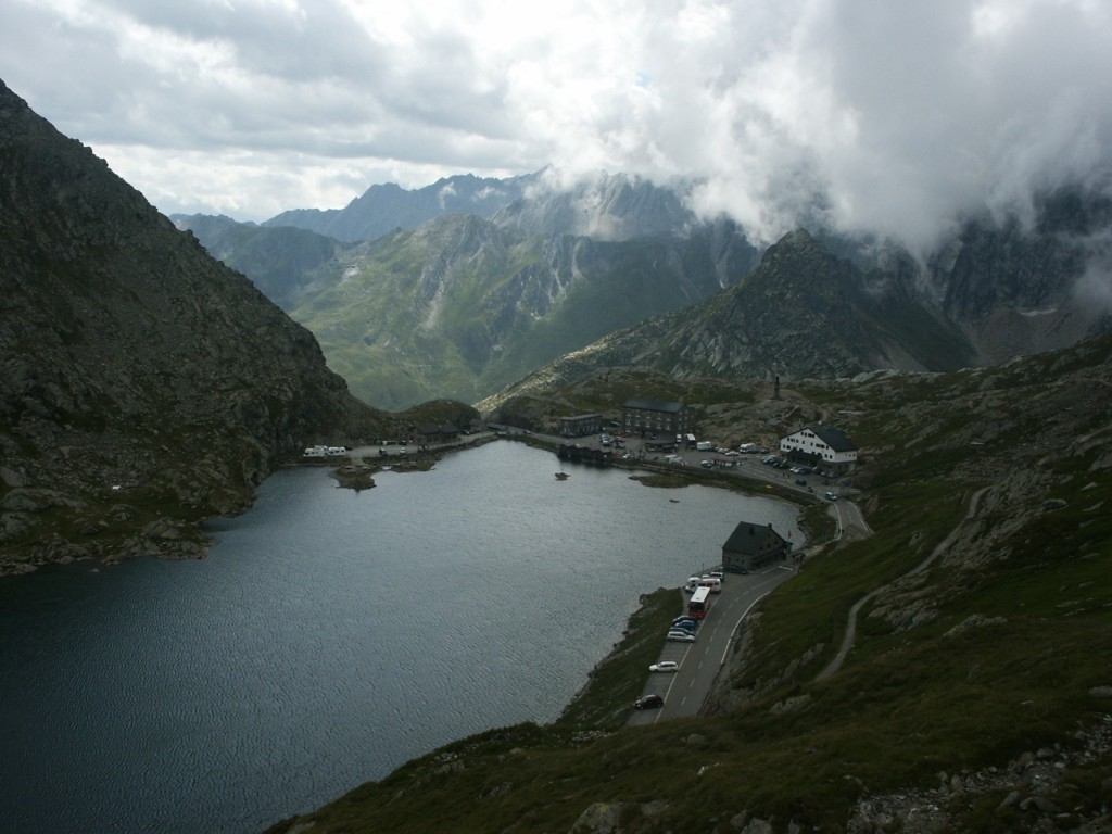 Przełęcz Wielkiego Świętego Bernarda, która łączy Włochy i Szwajcarię. Otwarta dla ruchu drogowego od początku czerwca do połowy października. 