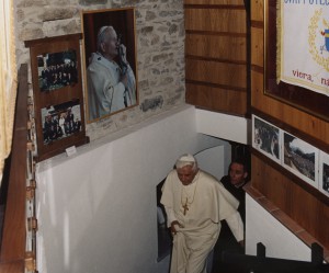 Benedykt XVI z wizytą w Muzeum Jana Pawła II w Les Combes, źródło: Fondazione Grand Paradis.