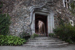 Średniowieczny zamek w Introd, na zdjęciu główne wejście