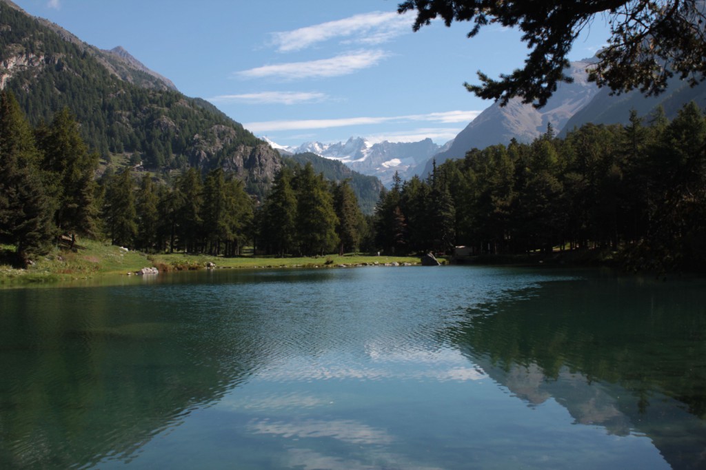 Jezioro z widokiem na alpejskie szczyty