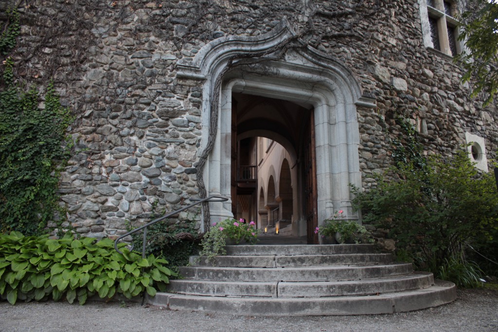Średniowieczny zamek w Introd, na zdjęciu jedno z głównych wejść