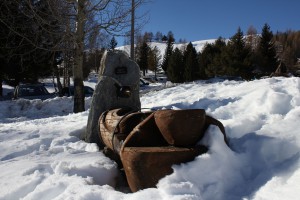 Drewniana fontanna zimą