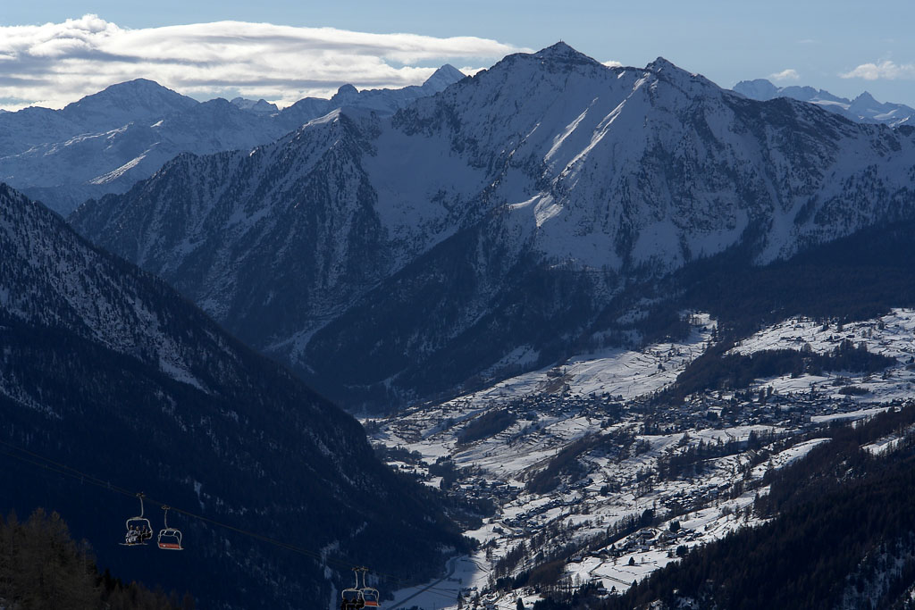 Widok z tras narciarskich ośrodka Monterosa SKI. Źródło TU