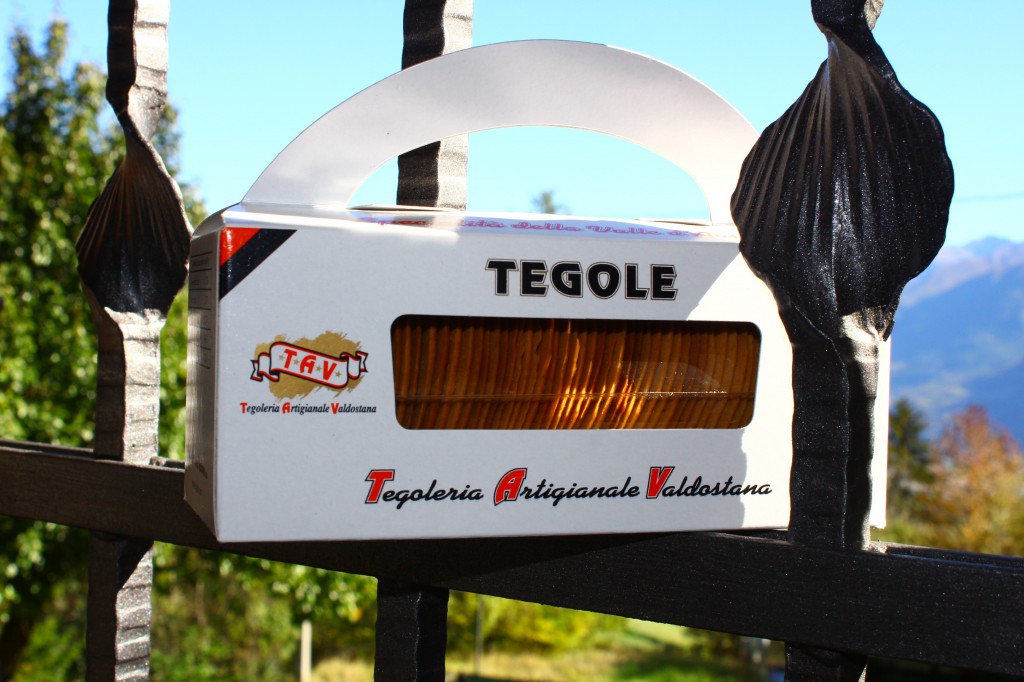 Tegole: orzechowo - migdałowe ciastka z Doliny Aosty, idealne jako dodatek do deseru Crema di Cogne.