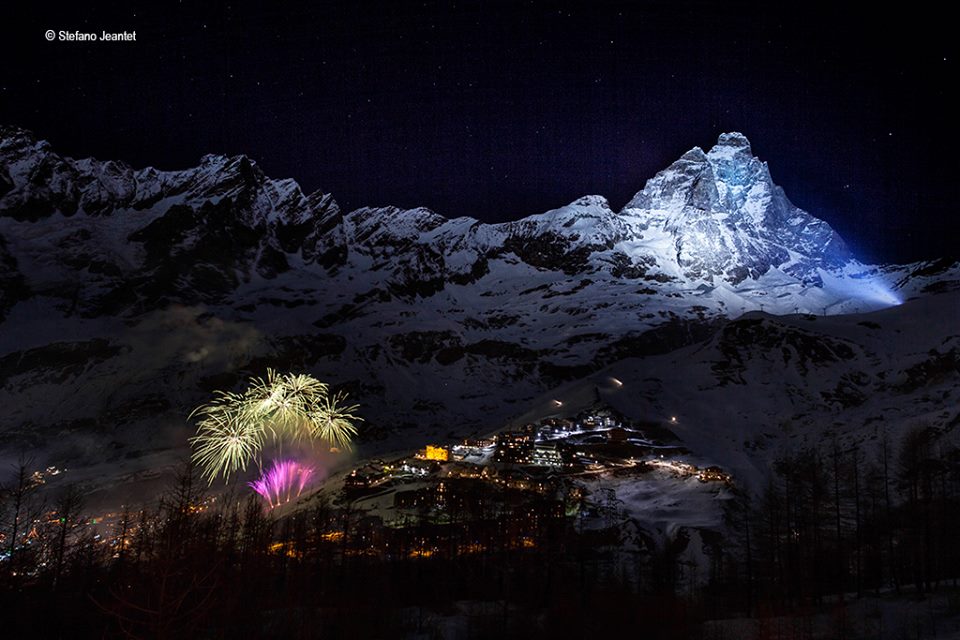 Oświetlone reflektorami Matterhorn. Autor zdjęcia Stefano Jeantet