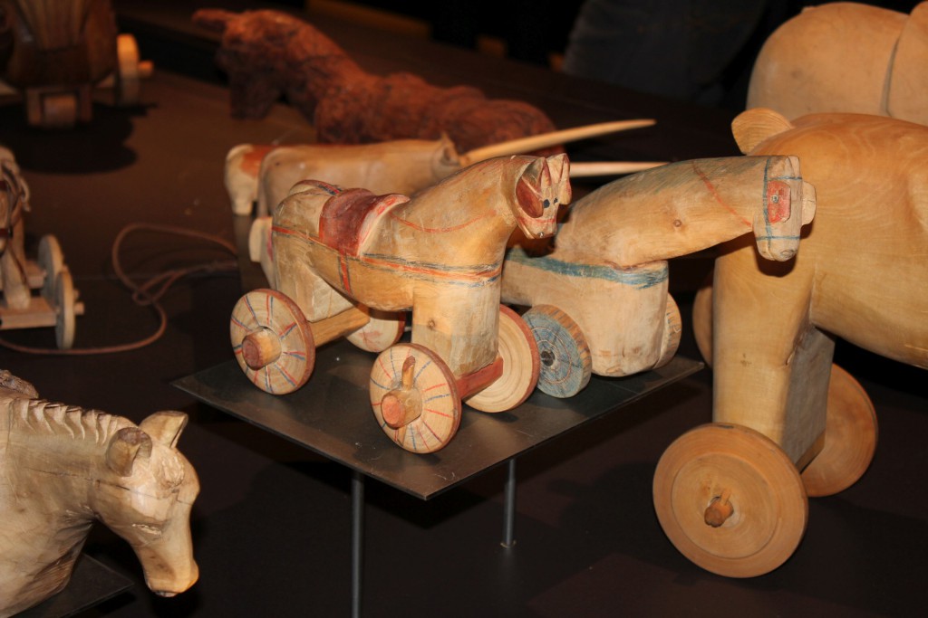 Tradycyjna zabawka z Doliny Aosty Tata: koń na kółkach
