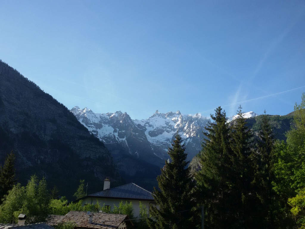 Masyw Mont Blanc widziany od włoskiej trony z Courmayeur