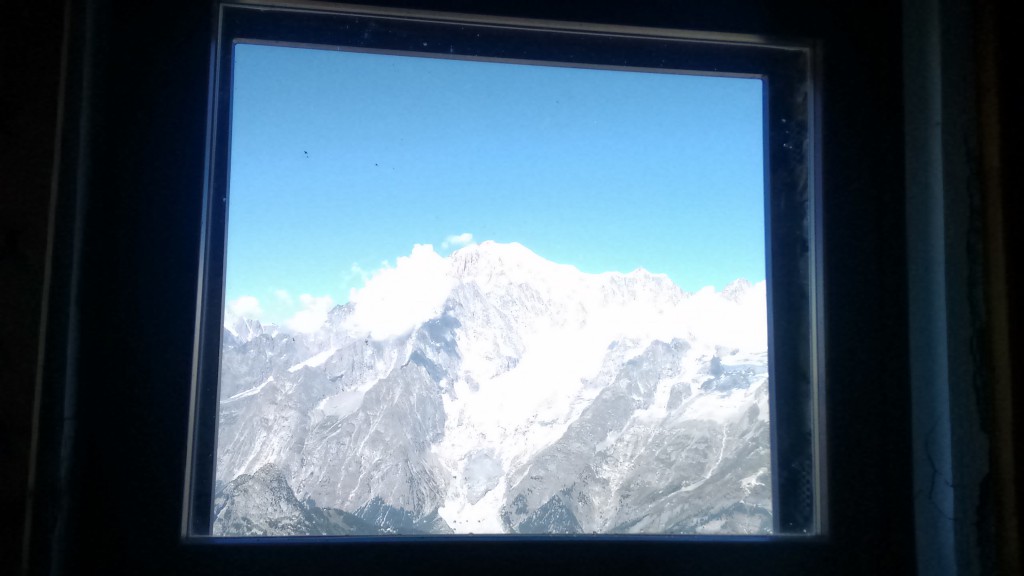 Widok na Mont Blnc z okna biwaku. 