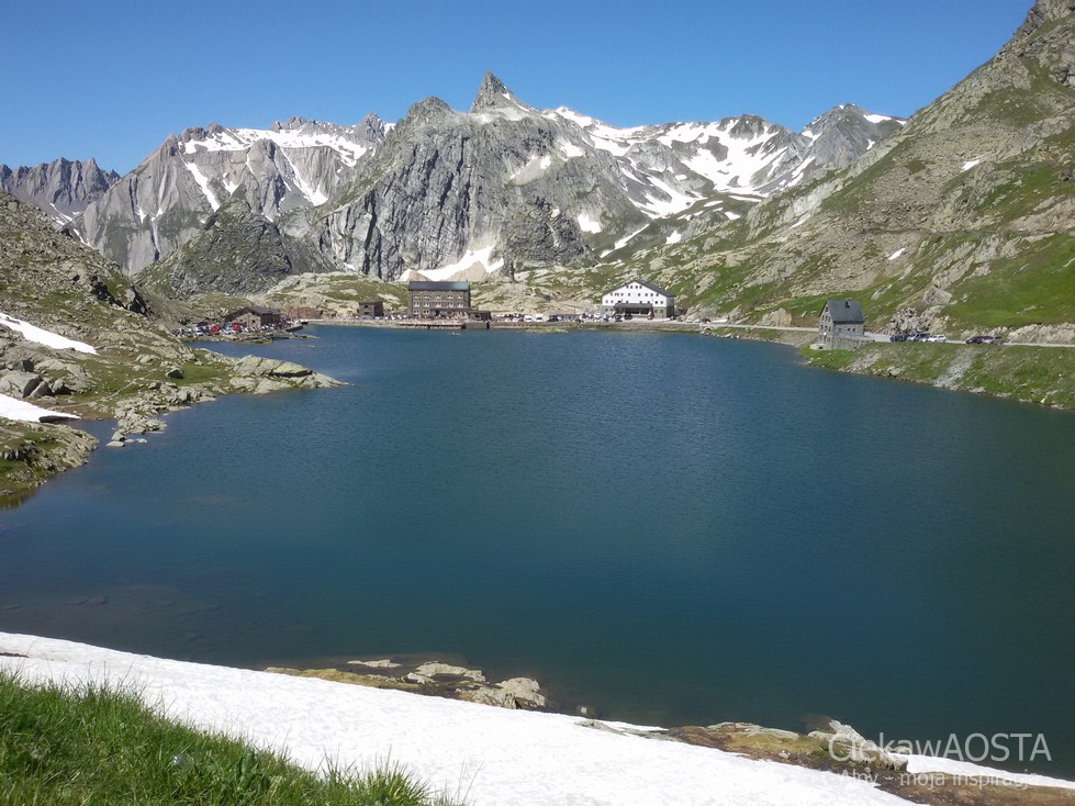 Jezioro na Wielkiej Przełęczy Świętego Bernarda, widok od strony szwajcarskiej.