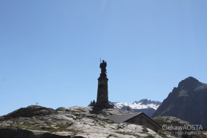 Pomnik Świętego Bernardna na Wielkiej Przełęczy Świętego Bernarda, najwyższy punkt Via Francigena. 