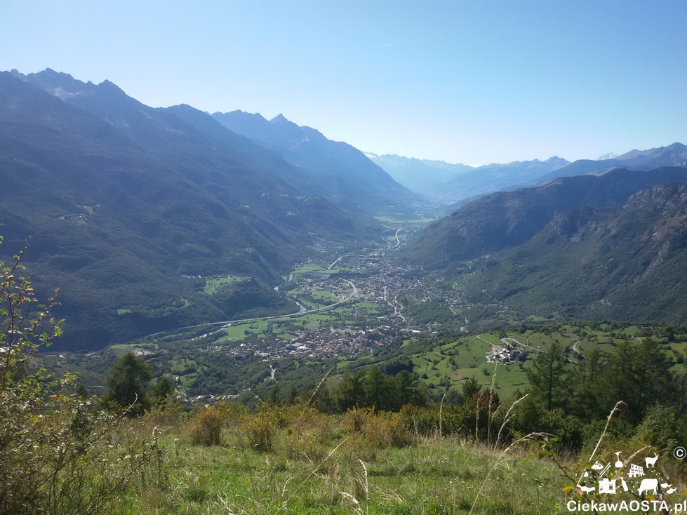 Widok na Valle d'Aosta z Col de Joux w Saint-Vincent.