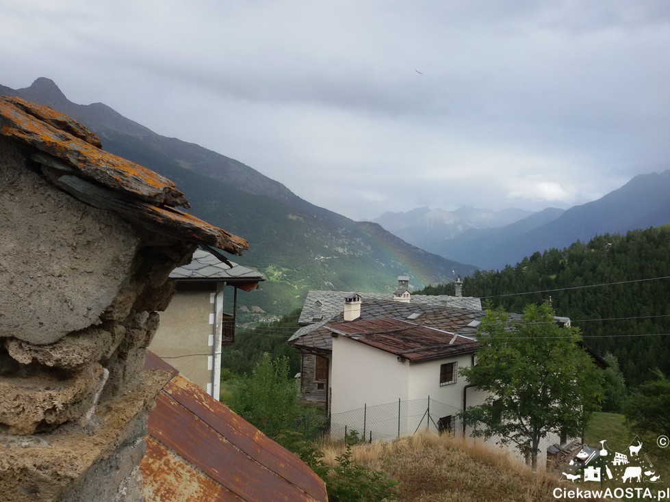 Widok na Alpy po deszczu z wioski Buthier. 