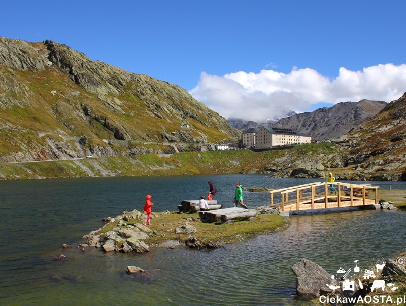 Wysepka na jeziorze, mostek i strefa piknikowa, w oddali widać budynki Hospice już po szwajcarskiej stronie.