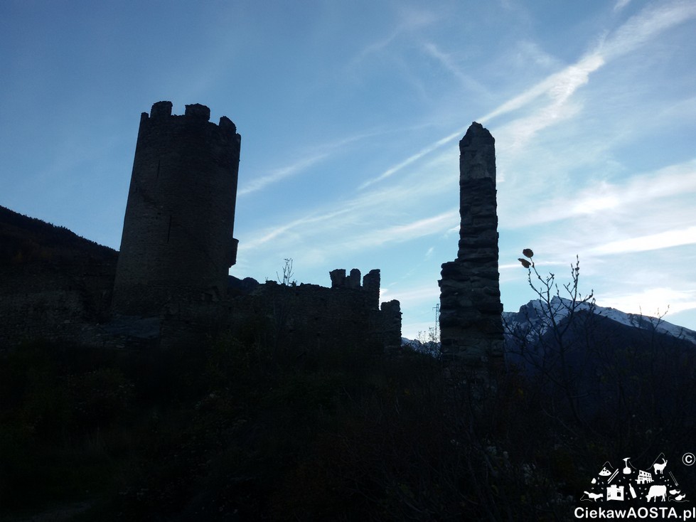 Ruiny zamku, wieża zachowała się w całości.