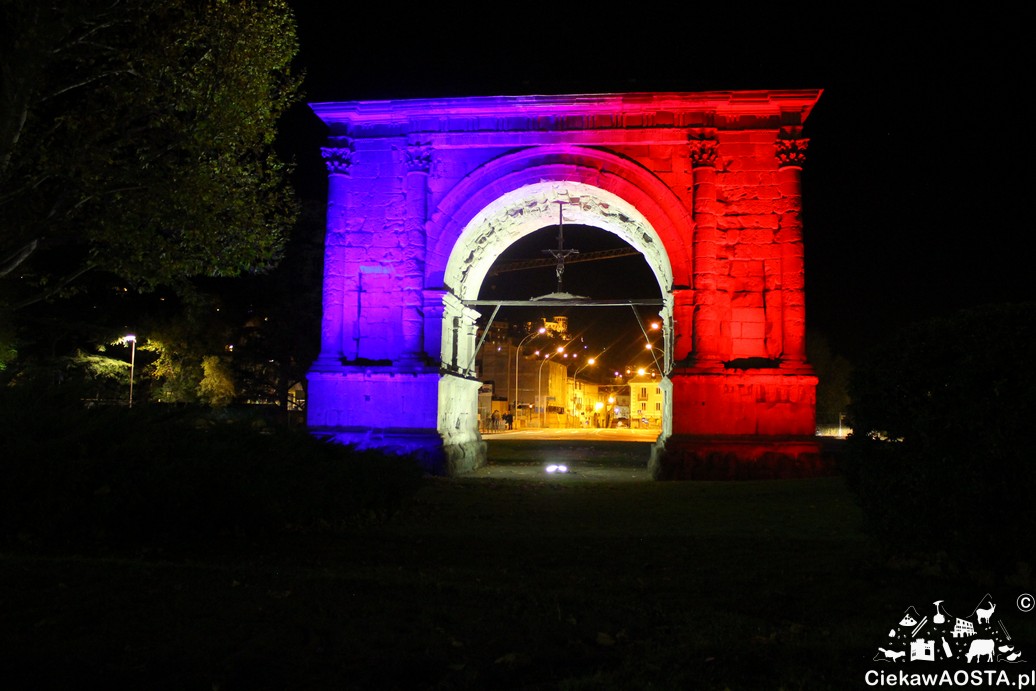 L'Arco d'Augusto w centrum Aosty na znak solidarności w kolorach Francji.