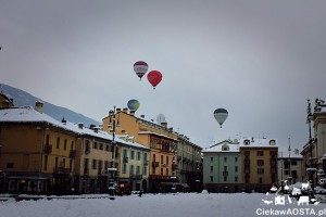 Balony nad Aostą. Zdjęcie zrobione z Piazza Chanoux.