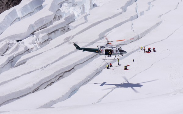 Scena z serialu Pericolo Verticale, helikopter Soccorso Alpino z ratownikami alpejskimi w akcji.