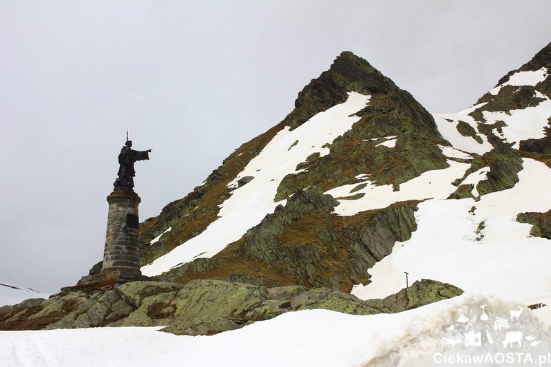 Pomnik Świętego Bernarda z Mentonu (Nont Jovis) na przełęczy.
