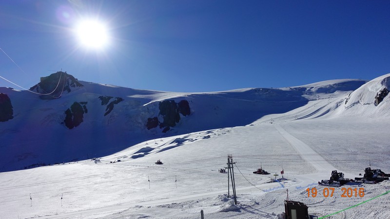 Ośrodek narciarski Cervinia, połączony jest ze szwajcarską miejscowością Zermatt. Na tej wysokości na nartach jeździ się cały rok!